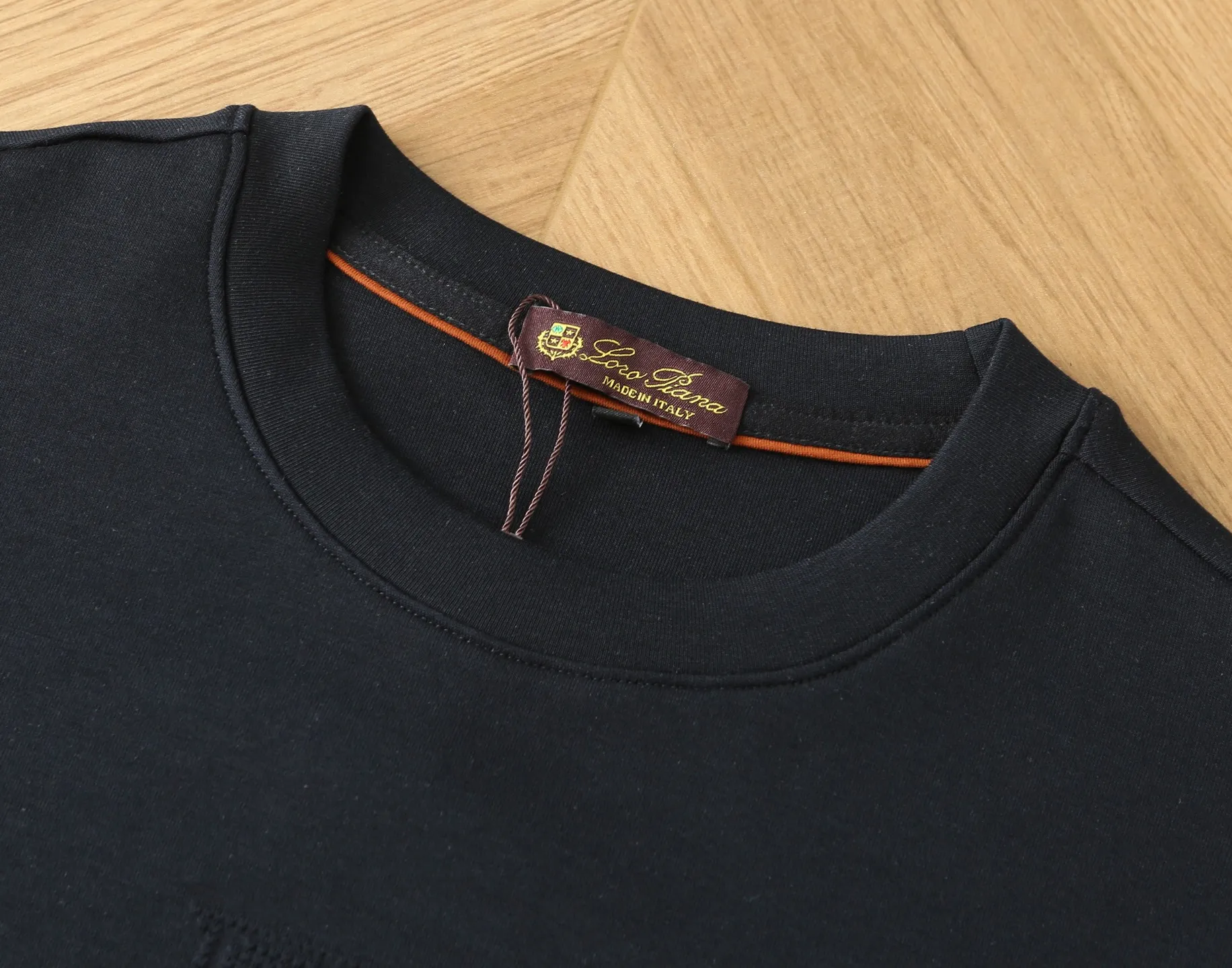 LP's new modal air layer sweatshirt, handsome and fashionable, simple Versatile style. The top-notch printed embossed letter pattern logo on the chest, the cotton fabric is not only stiff and maintains the trendy silhouette, but also comfortable to wear, and the yarn is more delicate, Sizes M-4XL